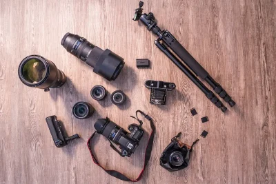 attrezzatura fotografica che comprende treppiedi, fotocamere ed obiettivi