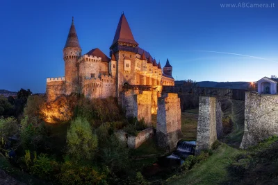 fotografia che ritrae un castello medievale durante l'ora blu
