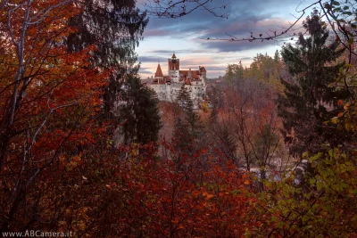 fotografia realizzata in autunno che ritrae un castello medievale (paesaggio urbano con elementi naturali)