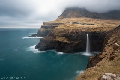 fotografia paesaggistica di una cascata che si immette in mare