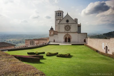 fotografia di un paesaggio con elementi umani: la chiesa madre di Assisi
