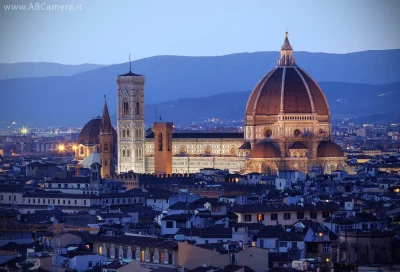 paesaggio urbano all'ora blu: fotografia del duomo di Firenze