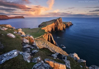 fotografia di un paesaggio naturale con elementi umani (faro di Neist Point, Scozia) contraddistinto da una luce avvolgente