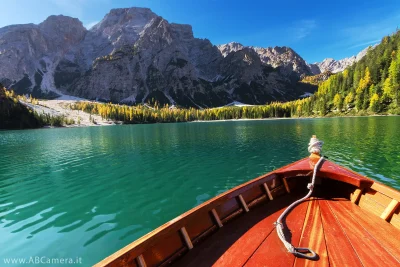 fotografia che ritrae un paesaggio naturale contraddistinta da una notevole profondità di campo: una barca in primo piano, su un lago alpino, con una montagna sullo sfondo.