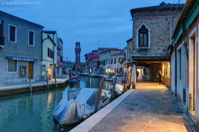 fotografia di un paesaggio urbano scattata a Venezia durante l'ora blu