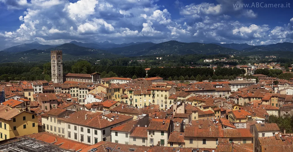 fotografia panoramica: un paesaggio urbano visto dall'altro frutto dell'unione di più scatti