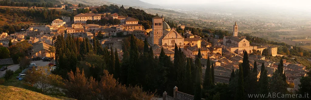 fotografia panoramica che riprende la città di Assisi al tramonto vista dall'alto