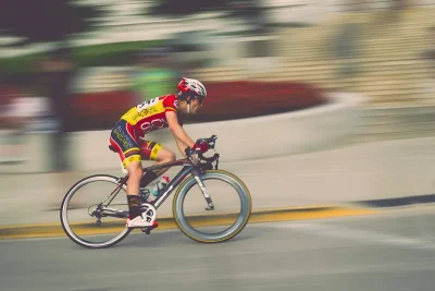 fotografia sportiva che ritrae un ciclista
