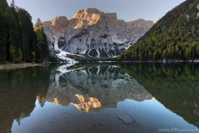 fotografia paesaggistica che ritrae una montagna riflessa sul lago: esempio di composizione simmetrica
