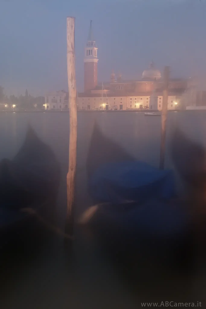 fotografia paesaggistica scattata prima dell'alba (crepuscolo) con nebbia, che ritrae uno scorcio di Venezia.