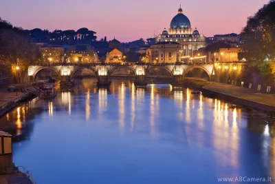 fotografia paesaggistica che ritrae una città (Roma) durante l'ora blu